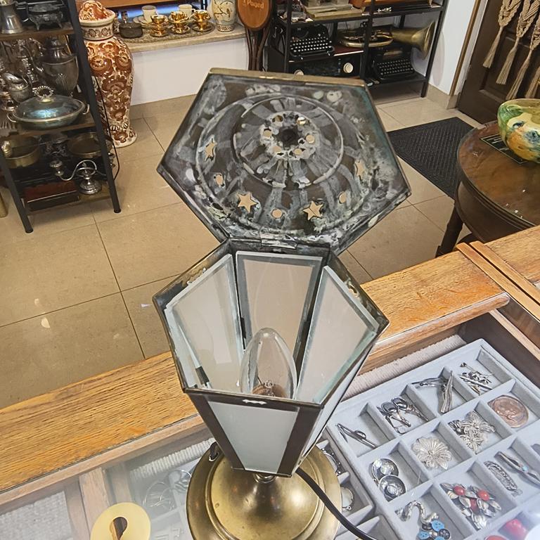 Mosiężna lampa w stylu latarni ulicznej