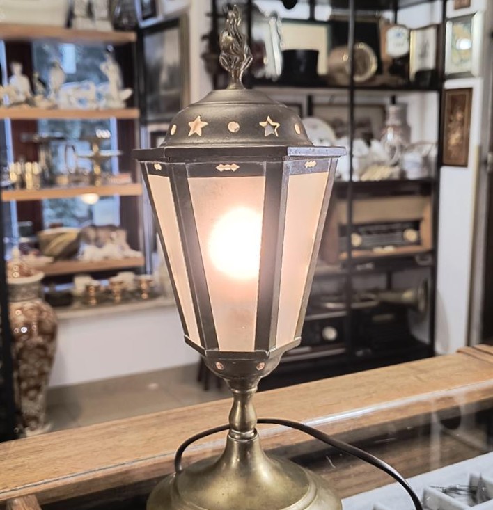 Mosiężna lampa w stylu latarni ulicznej