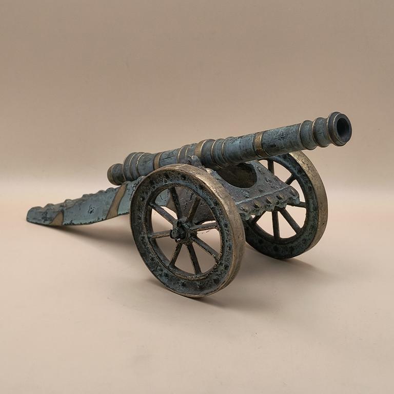 Replika historycznej armaty polowej