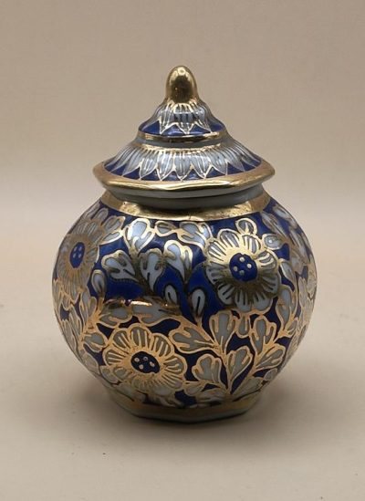 Mały pojemnik porcelanowy z pokrywką