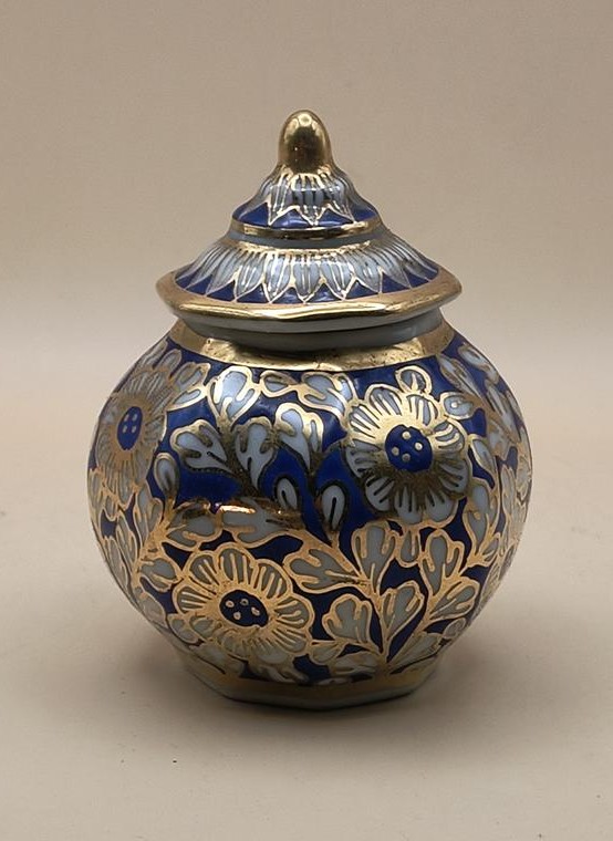 Mały pojemnik porcelanowy z pokrywką