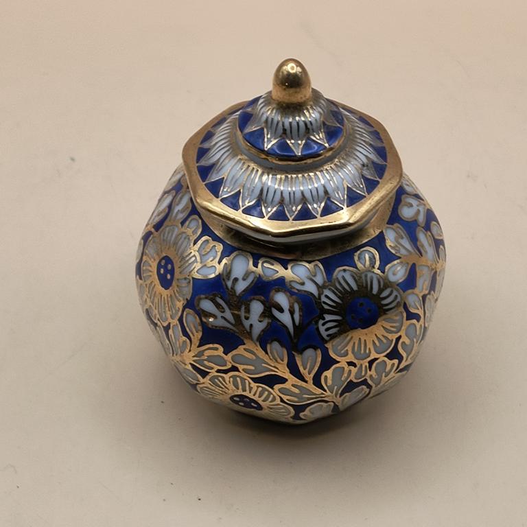Mały pojemnik porcelanowy z pokrywką