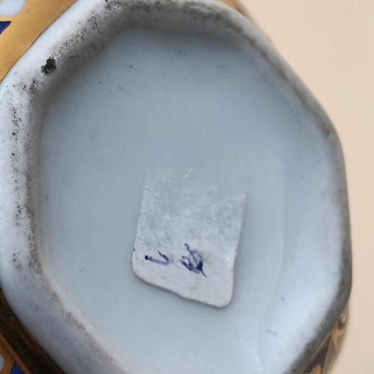 Mały pojemnik porcelanowy z pokrywką