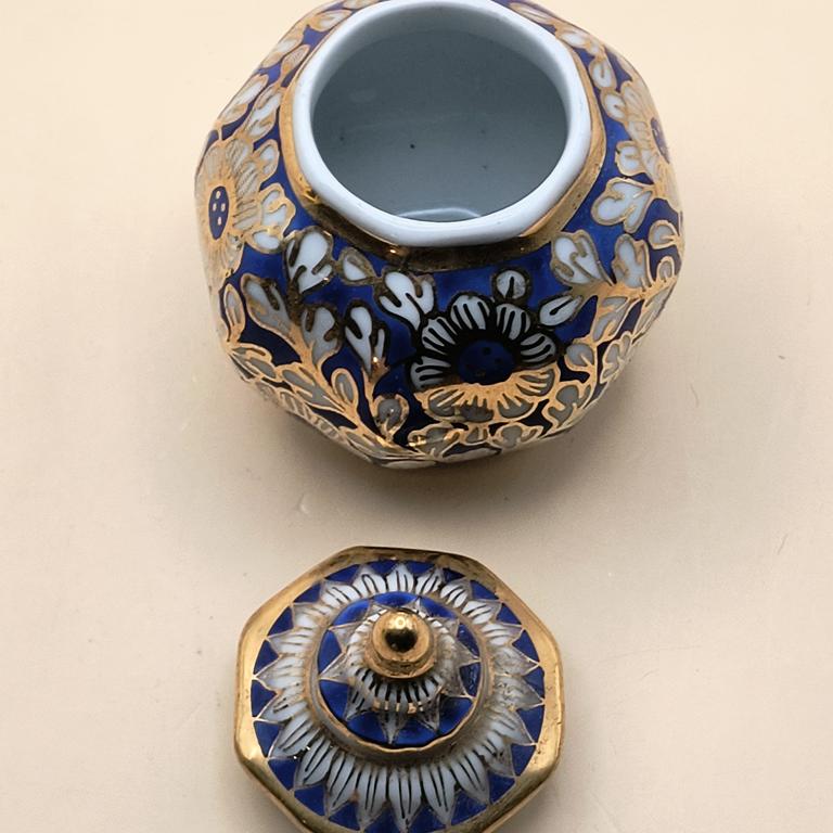 Mały pojemnik porcelanowy z pokrywką